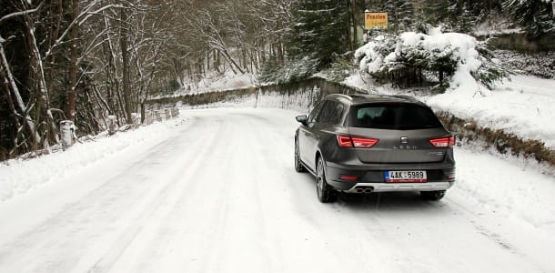 Sněhové řetězy, box, nosič lyží: co musíte mít v autě, než vyrazíte do hor - fotografie